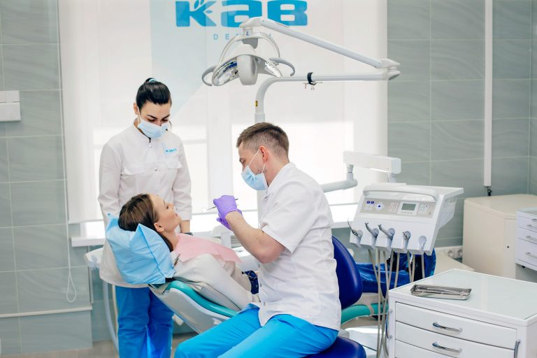 Коронки и виниры: как восстанавливают и улучшают зубы