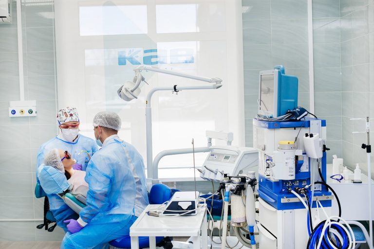 Лечение зубов под седацией – безопасно ли для здоровья