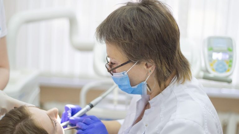 Зубной камень: механизм образования и научно обоснованная профилактика