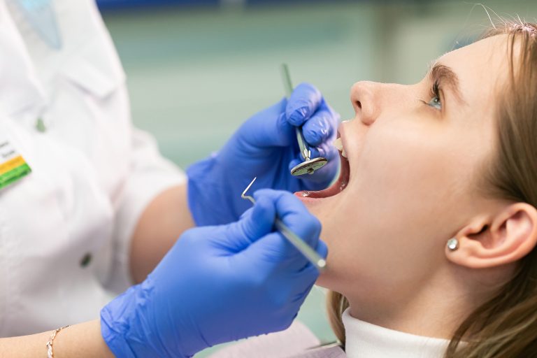 Больно ли удалять зубной камень? Всё о комфорте процедуры